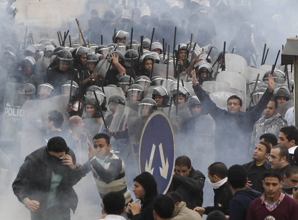 Egyptian Police Fire Tear Gas at Mubarak Verdict Protest near Tahrir Square